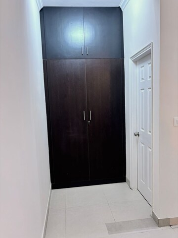 Room in 3 BHK Apartment at Unitech South City 1, South City 1 – for Rent