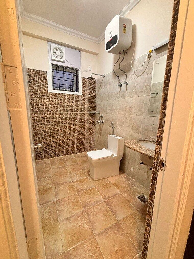 Bathroom, unitech-south-city-1 3 Bedroom 2099 Sq.Ft. Apartment In South City 1 Gurgaon 9602795