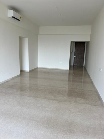 Room in 3 BHK Apartment at Lokhandwala Minerva Mahalaxmi, Mahalaxmi – for Rent