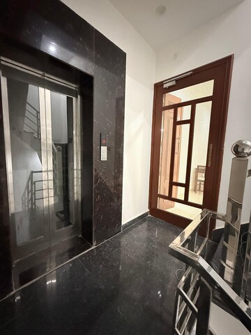 Gym in 3 BHK Apartment at Gupta Awas, Sector 43 – for Rent