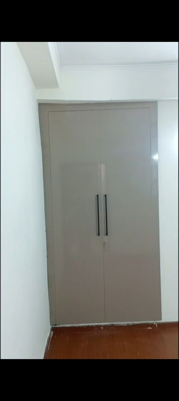 Room in 4 BHK Apartment at Mahagun Mywoods, Sector 16c Greater Noida – for Rent