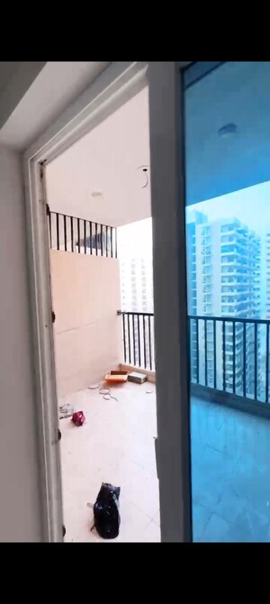 Room in 2 BHK Apartment at Gaur City 2 - 14th Avenue, Sector 16c Greater Noida – for Rent
