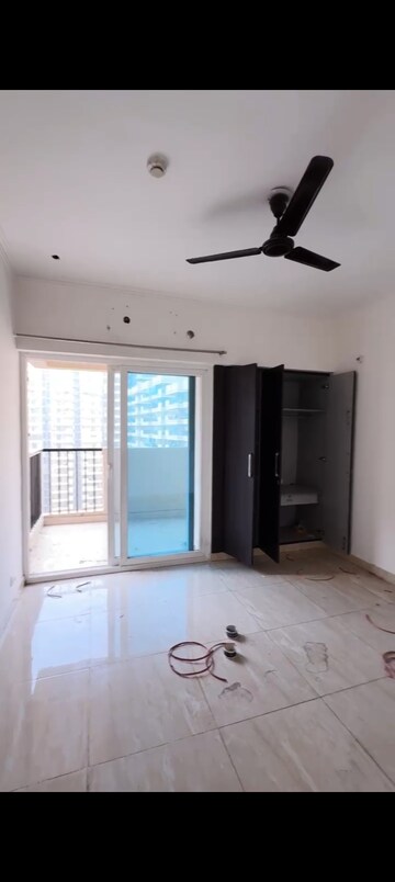 Room in 2 BHK Apartment at Gaur City 2 - 14th Avenue, Sector 16c Greater Noida – for Rent