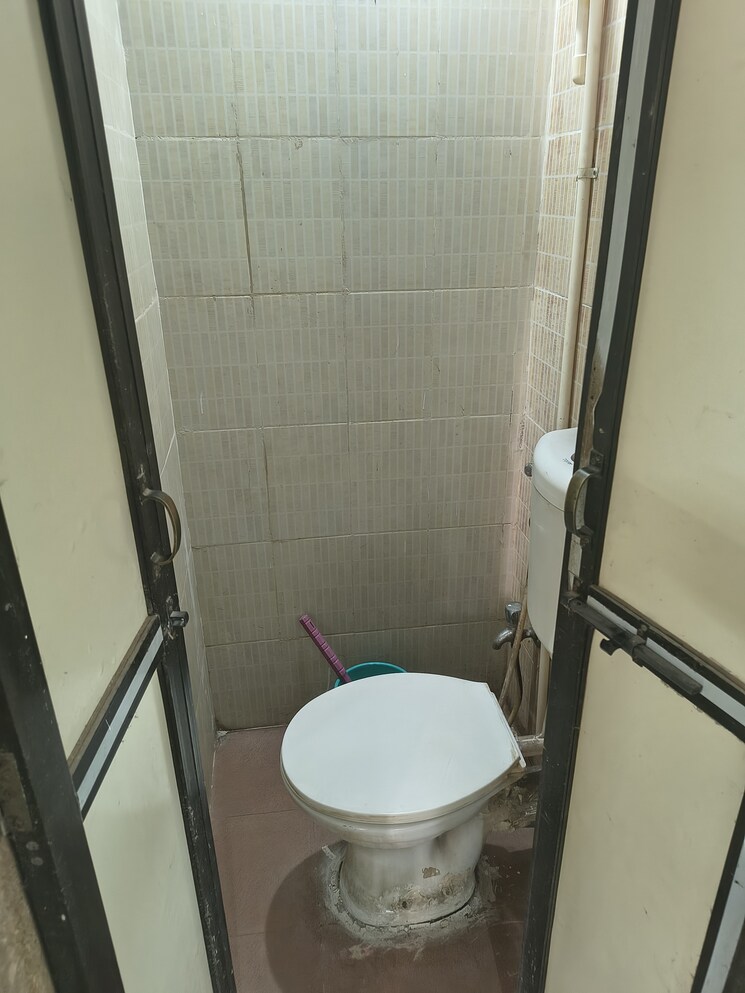 Bathroom, kurla west 1 Bedroom 300 Sq.Ft. Apartment In Kurla West Mumbai 9602880
