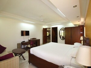 Bedroom in 4 BHK Apartment at Clefepete Apartment, Pali Hill – for Rent