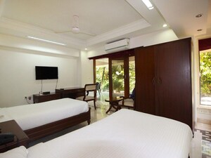 Bedroom in 4 BHK Apartment at Clefepete Apartment, Pali Hill – for Rent