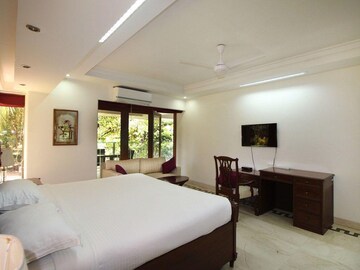 Bedroom in 4 BHK Apartment at Clefepete Apartment, Pali Hill – for Rent