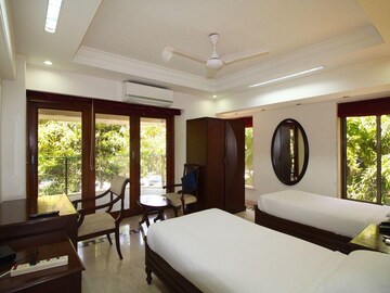 Bedroom in 4 BHK Apartment at Clefepete Apartment, Pali Hill – for Rent