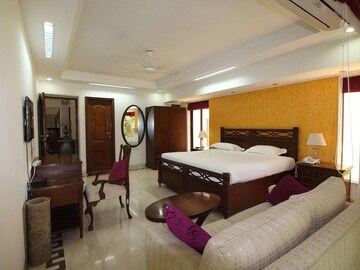 Living Room in 4 BHK Apartment at Clefepete Apartment, Pali Hill – for Rent