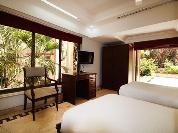 Living Room in 4 BHK Apartment at Clefepete Apartment, Pali Hill – for Rent