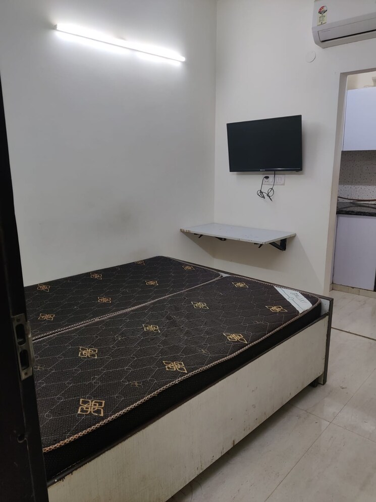 Bedroom, east of kailash 1 RK 500 Sq.Ft. Builder Floor In East Of Kailash Delhi 9602897