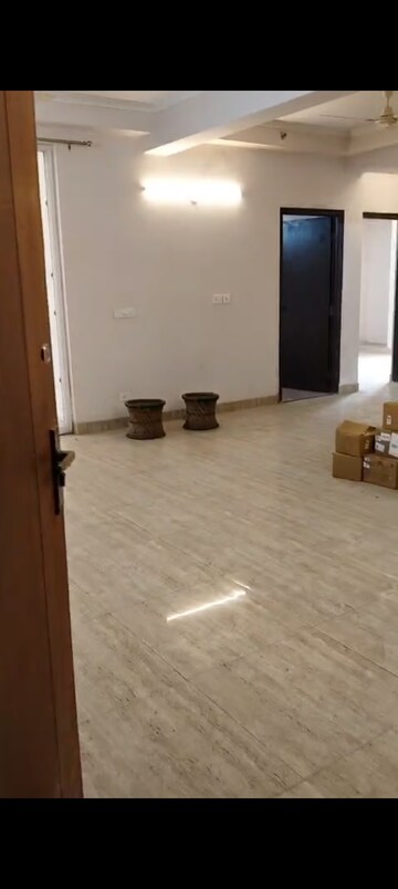 Room in 3 BHK Apartment at Amrapali Golf Homes, Sector 4 Greater Noida – for Rent