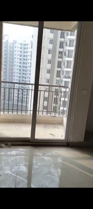 Room in 3 BHK Apartment at Amrapali Golf Homes, Sector 4 Greater Noida – for Rent