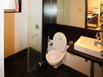 Bathroom in 4 BHK Apartment at Kamala Khandelwal Apartments, Khar West – for Rent