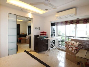 Living Room in 4 BHK Apartment at Kamala Khandelwal Apartments, Khar West – for Rent