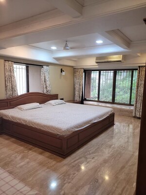 Bedroom in 4 BHK Apartment at Santacruz West – for Rent