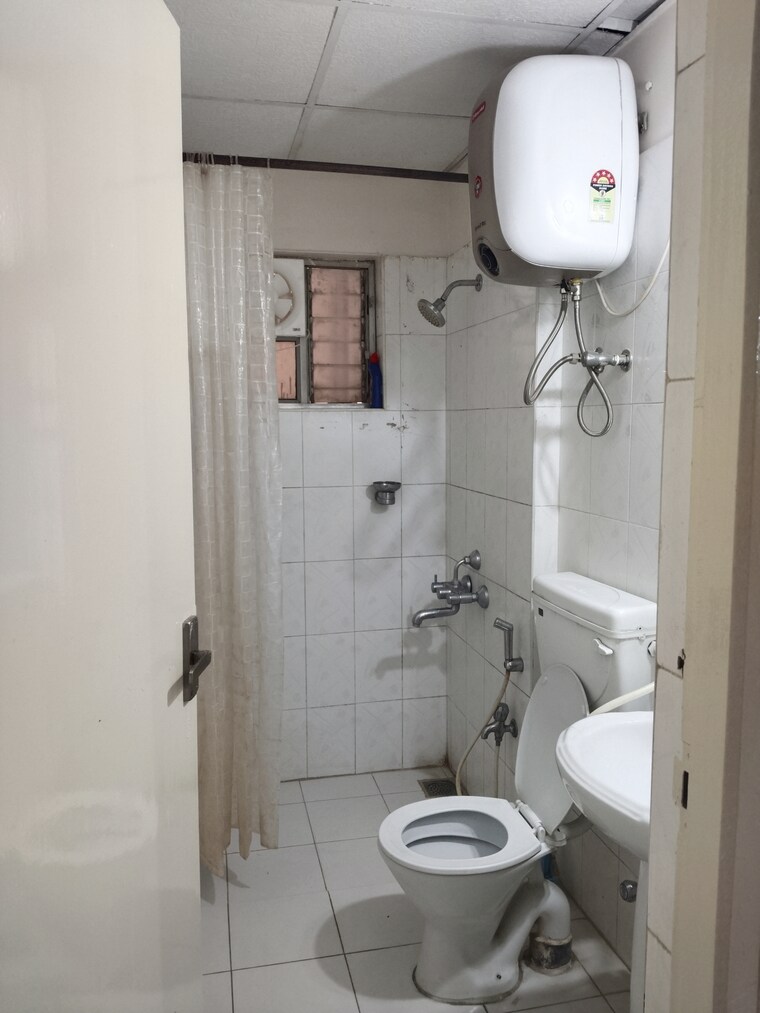 Bathroom, unitech-heritage-estate 3 Bedroom 1650 Sq.Ft. Apartment In Yelahanka Bangalore 9602981