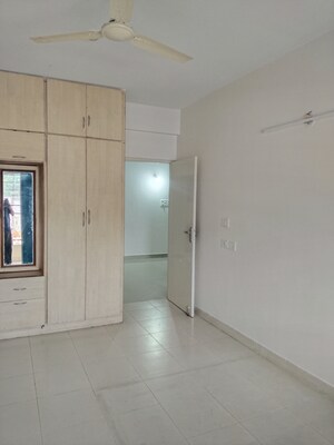 Room in 3 BHK Apartment at Unitech Heritage Estate, Yelahanka – for Rent