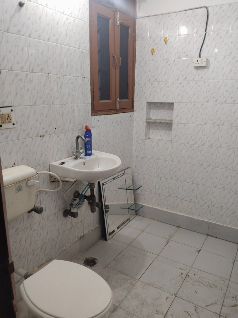 Attached Bathroom, sector 21c 3 Bedroom 1350 Sq.Ft. Apartment In Sector 21c Faridabad 9603005