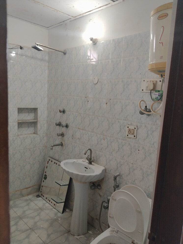 Bathroom, sector 21c 3 Bedroom 1350 Sq.Ft. Apartment In Sector 21c Faridabad 9603005