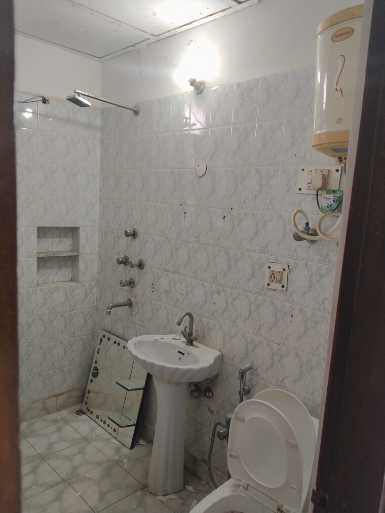 Bathroom, sector 21c 3 Bedroom 1350 Sq.Ft. Apartment In Sector 21c Faridabad 9603005