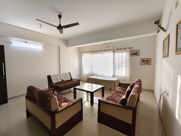 Living Room in 3 BHK Apartment at Alkapuri – for Rent