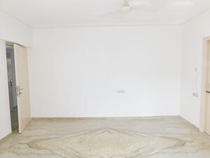 Room in 3 BHK Apartment at Andheri West – for Rent