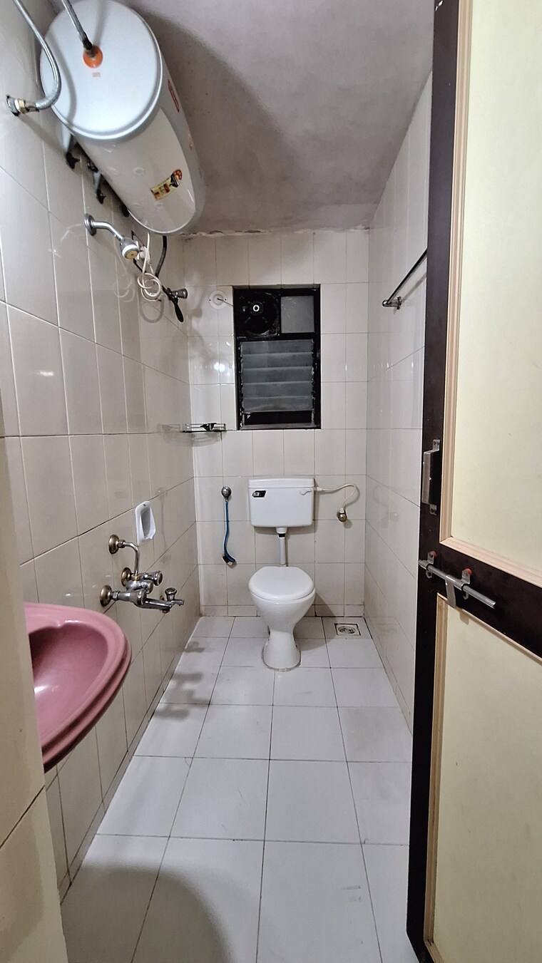 Bathroom, rahul-atul-nagar-chs 2 Bedroom 1000 Sq.Ft. Builder Floor In Warje Pune 9603080