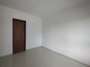 Room in 1 BHK Apartment at Kalpataru Immensa F, Kolshet Road – for Rent