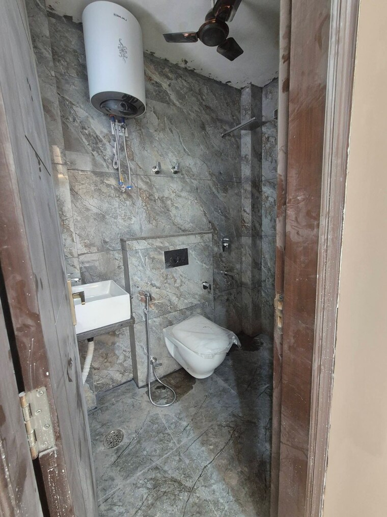 Bathroom, ansal-plaza-sector-23 3 Bedroom 2500 Sq.Ft. Builder Floor In Sector 23 Gurgaon 9603103