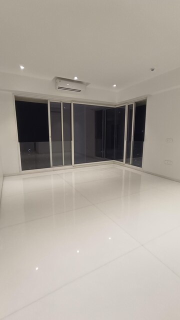 Room in 3 BHK Apartment at Raheja Imperia, Worli – for Rent