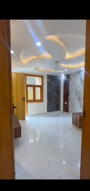 Furnished Amenities in 3 BHK Builder Floor at Dwarka Mor – for Sale