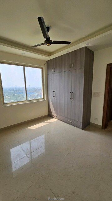 Room in 3 BHK Apartment at ERA Redwood Residency, Sector 78 – for Rent