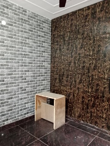 Room in 2.5 BHK Builder Floor at Huda – for Rent