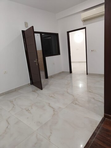 Room in 3 BHK Builder Floor at Palam Vihar – for Rent