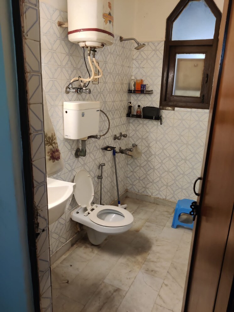 Attached Bathroom, east-of-kailash-block-b-rwa 2 Bedroom 125 Sq.Yd. Builder Floor In East Of Kailash Delhi 9603440