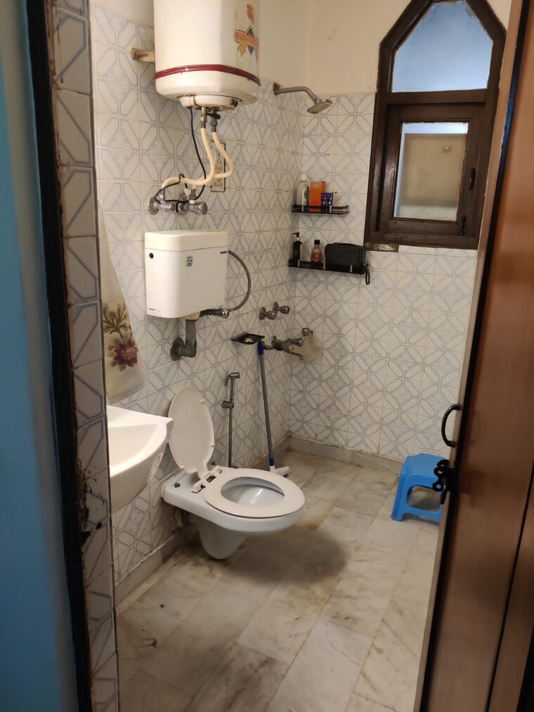 Attached Bathroom, east-of-kailash-block-b-rwa 2 Bedroom 125 Sq.Yd. Builder Floor In East Of Kailash Delhi 9603440