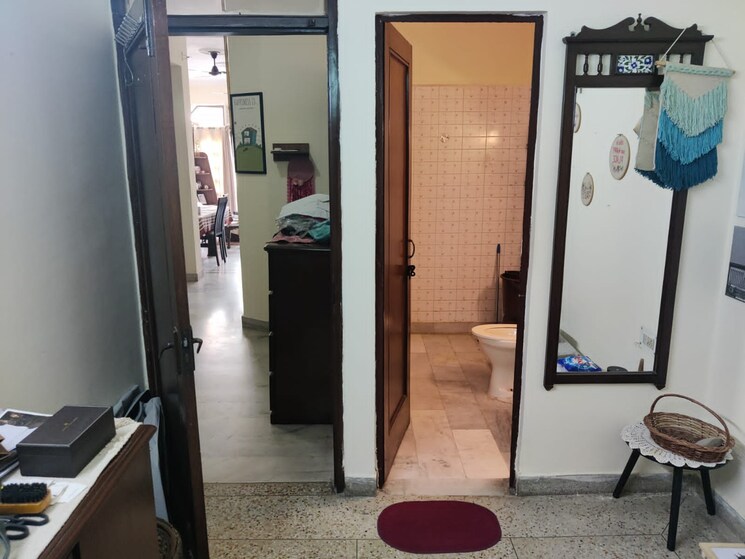 Bathroom, east-of-kailash-block-b-rwa 2 Bedroom 125 Sq.Yd. Builder Floor In East Of Kailash Delhi 9603440