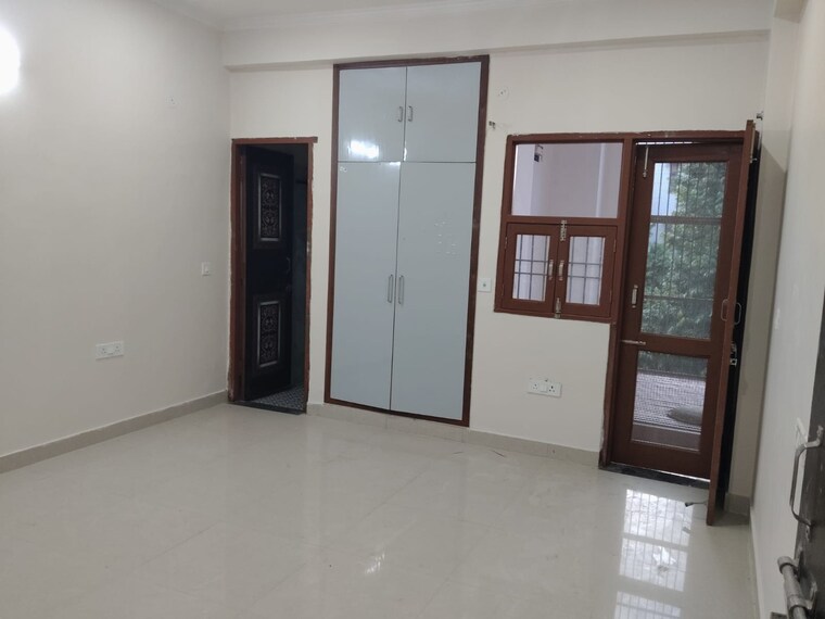 Room, sector 108 2 Bedroom 200 Sq.Mt. Independent House In Sector 108 Noida 9603452
