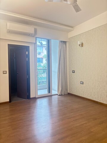 Room in 4 BHK Apartment at DLF Park Place, Sector 54 – for Sale