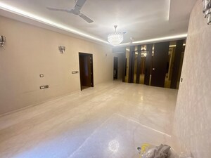 Living Room in 4 BHK Apartment at DLF The Summit, Dlf Phase V – for Sale