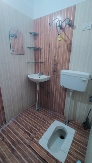 Bathroom in 6 BHK Villa at Gomti Nagar – for Rent