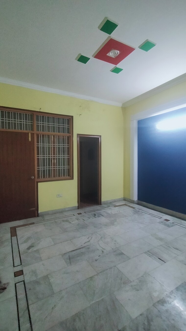 Room, gomti nagar 6 Bedroom 4000 Sq.Ft. Villa In Gomti Nagar Lucknow 9603776