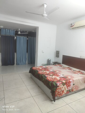 Bedroom in 4 BHK Apartment at DLF Windsor Court, Dlf Phase iv – for Rent