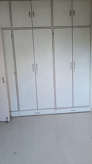 Room in 1 BHK Apartment at Dosti Estates, Wadala East – for Rent