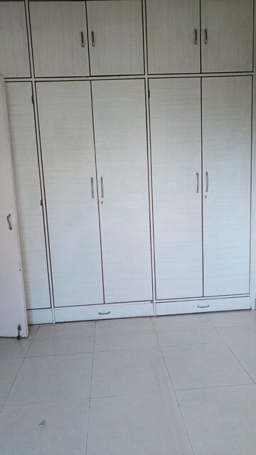 Room in 1 BHK Apartment at Dosti Estates, Wadala East – for Rent