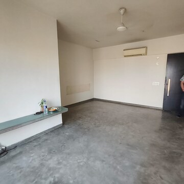 Room in 2 BHK Apartment at Cosmopolis Tower, Andheri West – for Rent