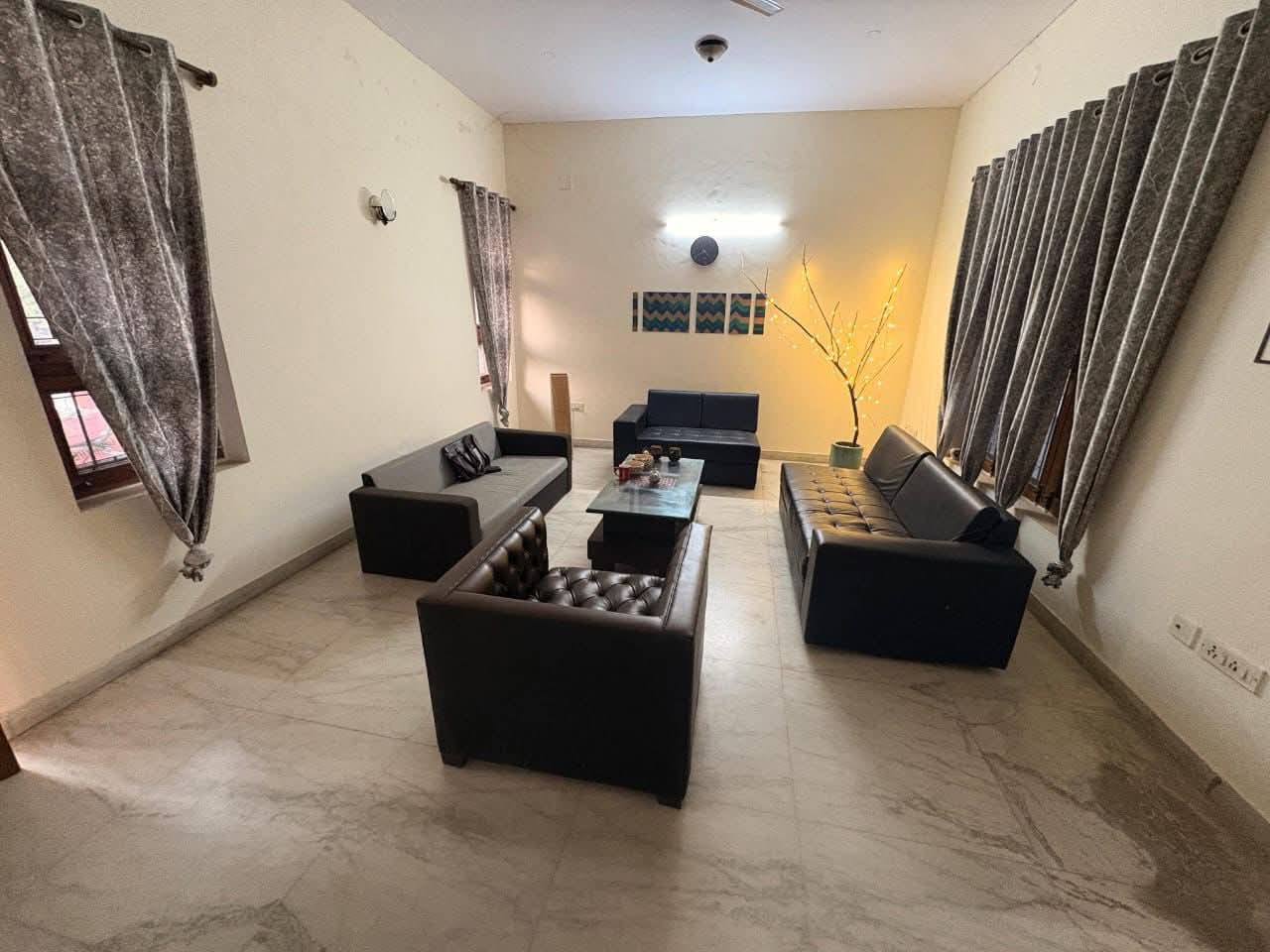 3 BHK + Extra Room 2500 Sq.Ft. Builder Floor in Ansal Plaza Sector-23