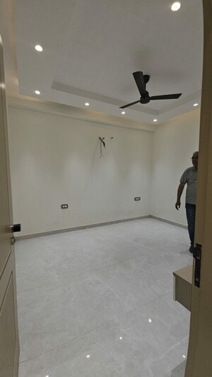 Room in 4 BHK Builder Floor at Green Fields Colony – for Rent