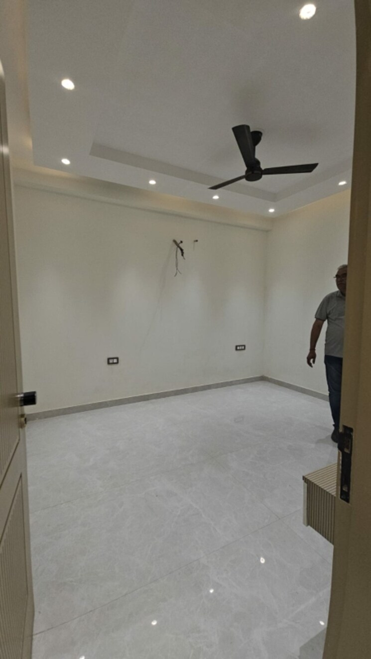 Room, green fields colony 4 Bedroom 360 Sq.Yd. Builder Floor In Green Fields Colony Faridabad 9603970